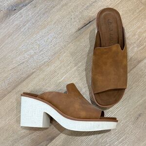 Altar’d State 8.5 chunky wedge / heels